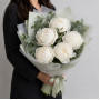 5 белых пионов c эвкалиптом фото 2